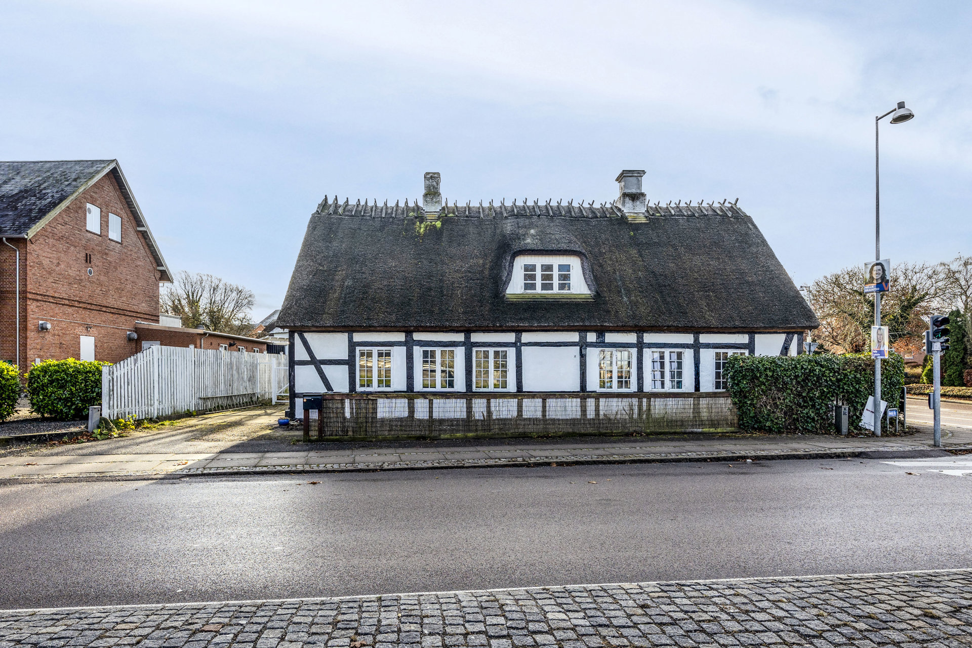 Sjælden bindingsværksidyl fra 1770 med stråtag. Midt i Haslevs historiske hjerte.